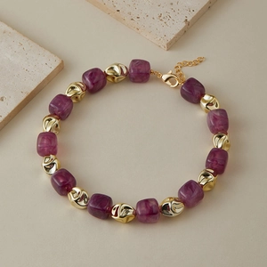 Collana retrò in resina con cubi di marmo viola e perle metalliche dorate attorcigliate