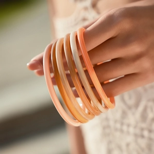 Minimalistische kleurrijke acryl armbandenset met warme tinten voor gelaagde styling