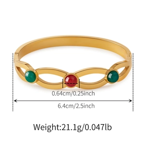 Dettaglio del bracciale in acciaio inossidabile dorato con pietre rosse e verdi e cerniera