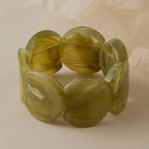 Vue détaillée d'un bracelet en acrylique vert mousse avec motif marbré et perles