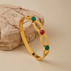 Bracciale aperto dorato con design ovale cavo e pietre preziose colorate