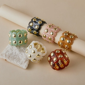 Bracciali retrò in resina con borchie dorate in sei colori su basi di pietra