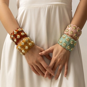 Bracciali larghi in resina retrò con borchie dorate in ambra, verde e rosa
