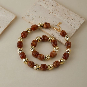 Set collana e bracciale retrò con perline in resina ambrata e dettagli in metallo dorato