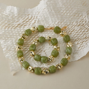 Set collana e bracciale con perline di resina verde e dettagli dorati stile vintage
