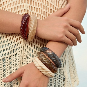 Set van acryl armbanden met onregelmatige tie-dye textuur en breed gedraaid golfontwerp