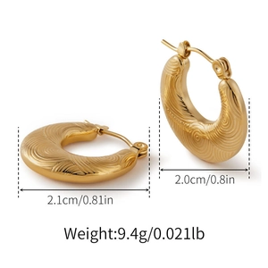 Dettaglio orecchini a cerchio dorati vintage con texture, misure 2,1 cm e 2,0 cm