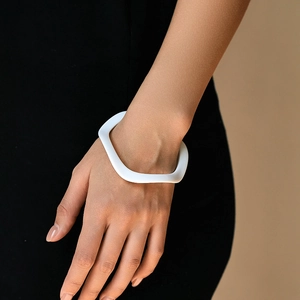 Bracciale rigido ondulato bianco irregolare in acrilico opaco stile retrò