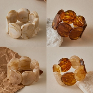 Set de 4 bracelets larges en acrylique avec motifs ambre et marbre aux formes géométriques