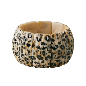 Bracciale elastico largo leopardato con perline rettangolari in resina acrilica