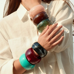 Ensemble de bracelets rétro en acrylique aux motifs marbrés colorés pour femme