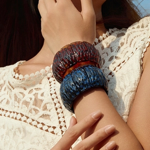 Bracciali rigidi in resina retrò con texture ondulata e motivi tartaruga e marmo