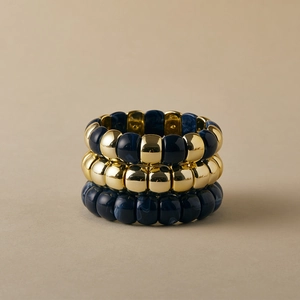 Dettaglio del set di tre braccialetti bohémien con perline dorate e marmo blu navy