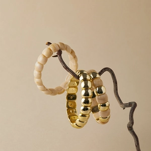 Set di bracciali elastici boho a tre strati con marmo color crema e perline dorate