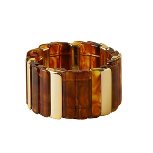 Bracelet extensible bohème avec résine écaille ambrée et détails en métal doré