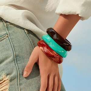 Three-piece acrylic resin bangle set with marble texture and wavy irregular design