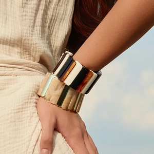 Bracelet élastique bohème en résine avec motifs patchwork écaille de tortue et marbre