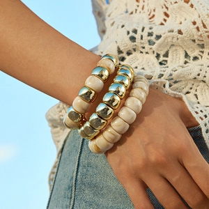 Set di 3 bracciali bohémien con perle effetto marmo crema e perle in metallo dorato lucido