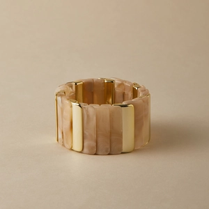 Gros plan d'un bracelet extensible large avec panneaux en résine marbrée et détails dorés