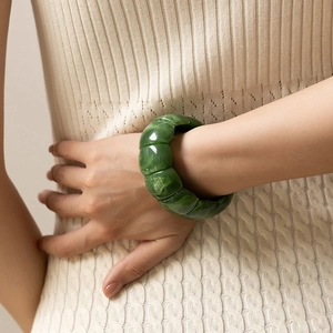 Bracciale retrò in acrilico marmorizzato con grandi perle geometriche verde scuro