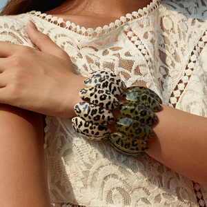 Fashionable leopard print resin stretch bracelets in beige and olive green for women