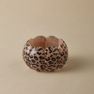 Detailed view of elastic leopard print bracelet featuring polished amber-textured oval segments