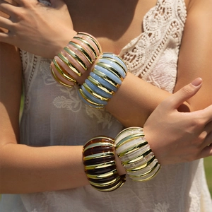 Bracelets manchettes bohèmes larges en résine acrylique rayée et métal coloré