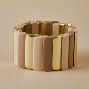 Détail d'un large bracelet extensible avec segments en résine or, beige et marron café