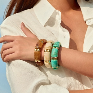 Driedelige marmeren acryl armbandset met gouden metalen accenten voor dames