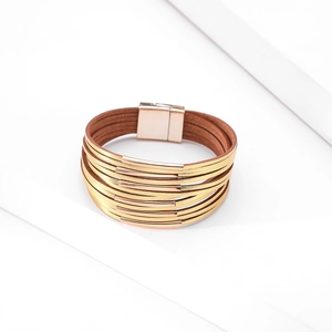 Détail d'un bracelet bohème multicouche en cuir avec fermoir magnétique en métal