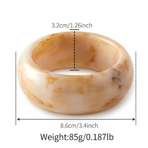 Detailweergave van de marmeren acryl armband met maat 8,6 cm en breedte van 3,2 cm