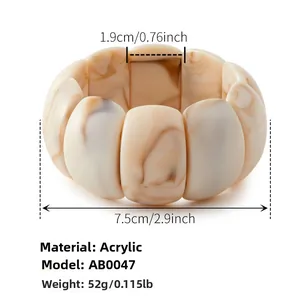 Detailweergave van de marmeren acryl armband met afmetingen van 1,9 cm en 7,5 cm