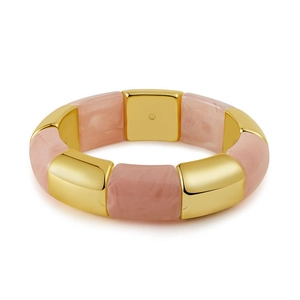 Détail d'un bracelet en résine marbrée rose avec maillons en métal doré poli sur blanc