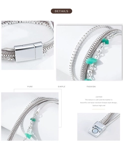 Détail d'un bracelet multicouche bohème argenté avec pierres vertes et fermoir magnétique