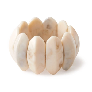 Beige acryl kralenarmband met vintage marmerpatroon op een witte achtergrond