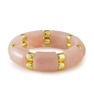 Vue détaillée de perles en résine marbrée rose et intercalaires dorés sur bracelet élastique