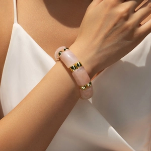 Bracelet minimaliste en acrylique style bambou avec perles roses et accents dorés