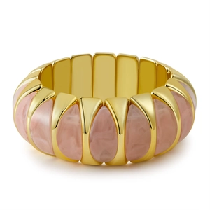 Bracelet extensible large en résine rose et métal doré avec texture marbrée vue de face