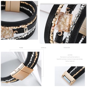 Détail du bracelet multicouche en cuir bohème avec perles métalliques et fermoir aimanté