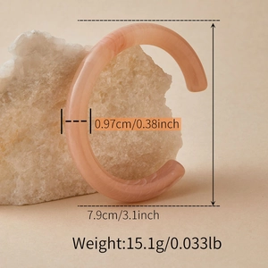 Dimensions du bracelet en résine rose à texture marbrée, 7,9cm de diamètre et 0,97cm de large