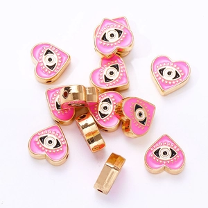 Gros plan de perles œil de démon roses en forme de cœur pour bijoux DIY
