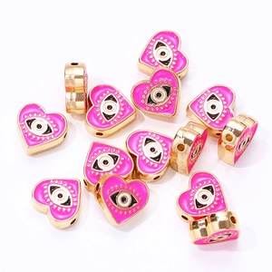 Gros plan de perles en forme de cœur œil de protection en émail rose pour bijoux