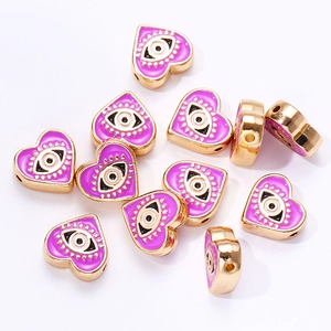 Gros plan de perles œil de protection en forme de cœur violet pour bijoux DIY