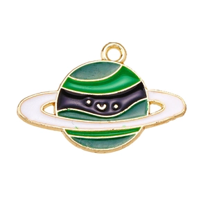 Detalle del colgante de Saturno verde con anillo púrpura y órbita blanca