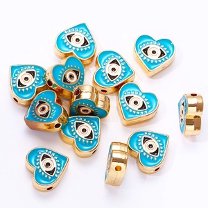 Détail macro de perles œil grec en forme de cœur avec émail bleu clair pour bijoux DIY