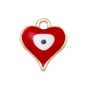 Vista macro del colgante de corazón mal de ojo con esmalte rojo y borde de metal dorado