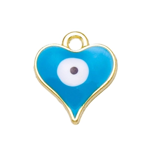 Detalle del colgante de corazón con ojo turco azul, base de aleación dorada y acabado esmaltado