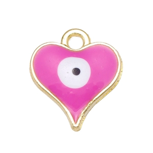 Detalle macro del colgante de ojo turco en forma de corazón con esmalte rosa y oro