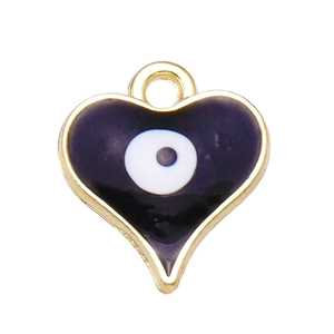 Vista detallada del colgante corazón de ojo turco con esmalte púrpura y borde dorado