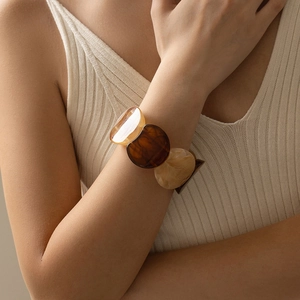Bracciale elastico in acrilico spesso nei toni dell'ambra e resina tartarugata